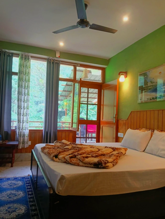 Comfortable room at Tirthan Midpoint Homestay in Tirthan Valley