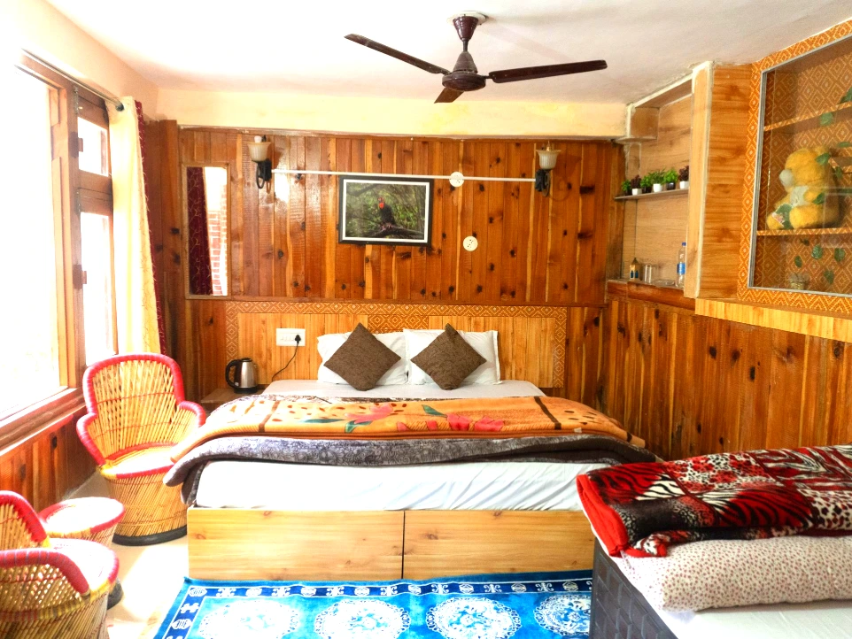 Comfortable room at Tirthan Midpoint Homestay in Tirthan Valley