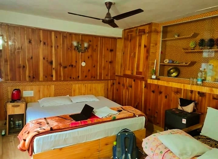 Comfortable standard room at Tirthan Midpoint Homestay