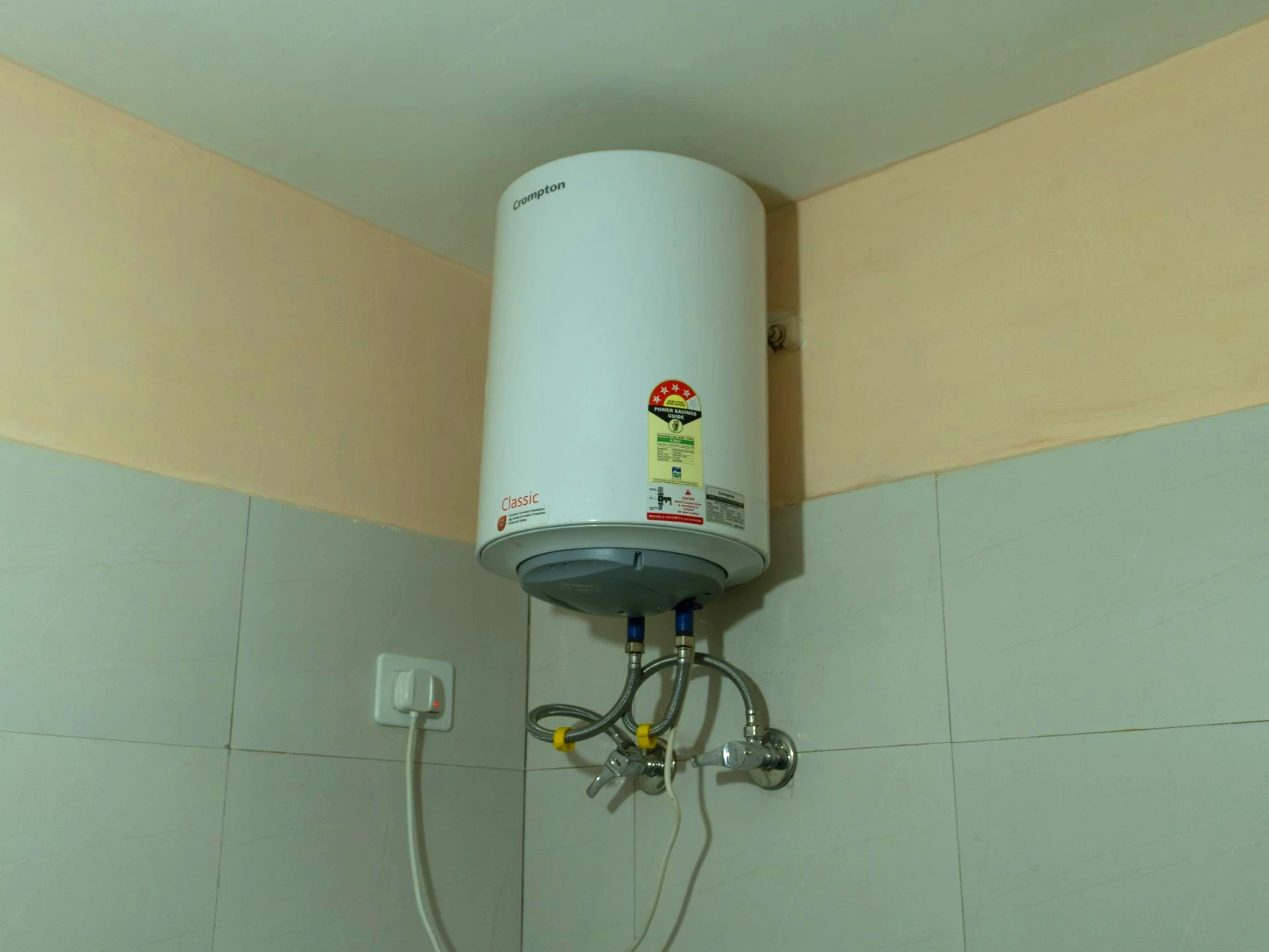 Clean and modern washroom at Tirthan Midpoint Homestay