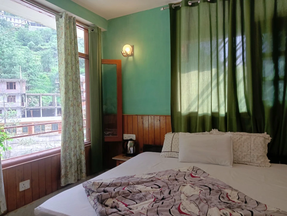 Deluxe room at Tirthan Midpoint Homestay with wooden interiors