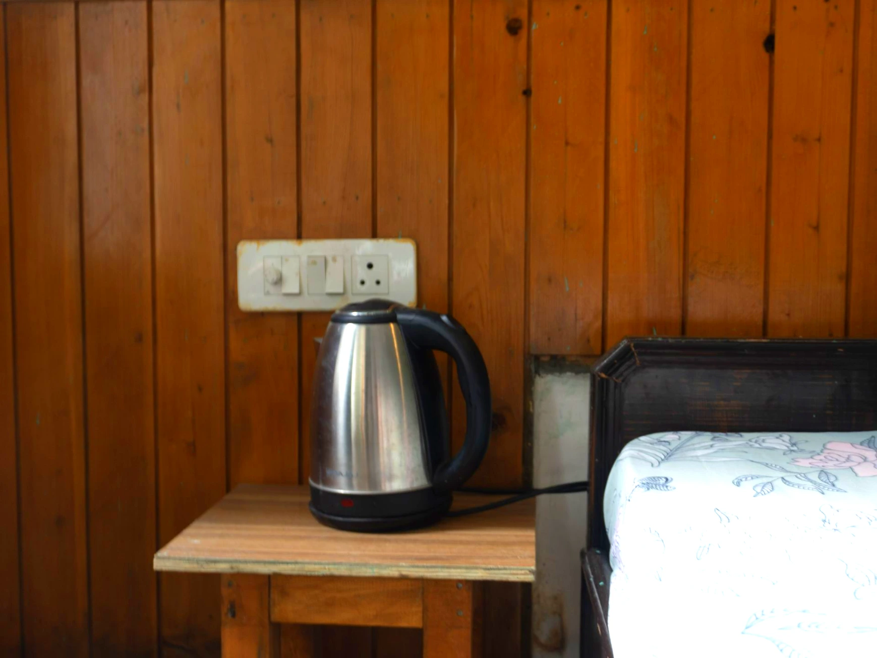 Comfortable standard room at Tirthan Midpoint Homestay