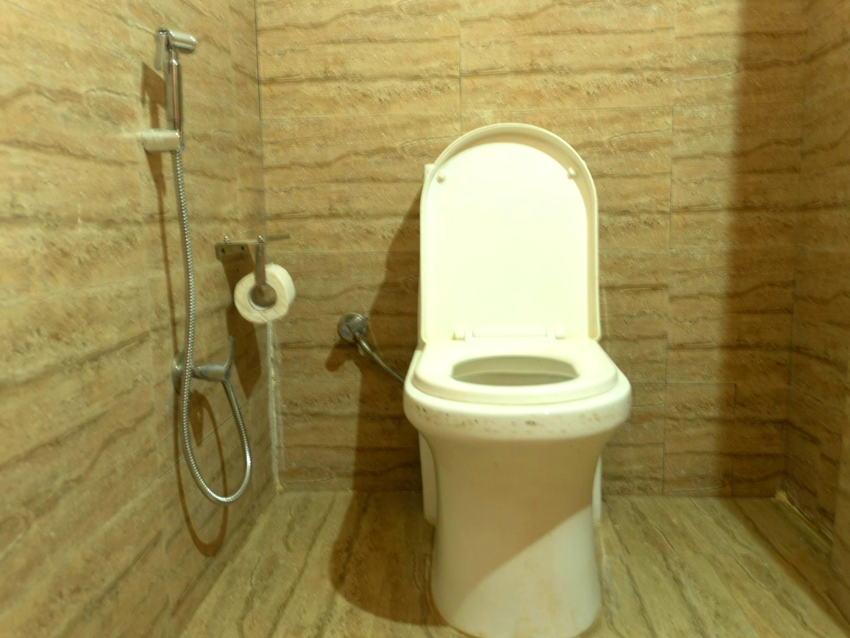 Clean and modern washroom at Tirthan Midpoint Homestay