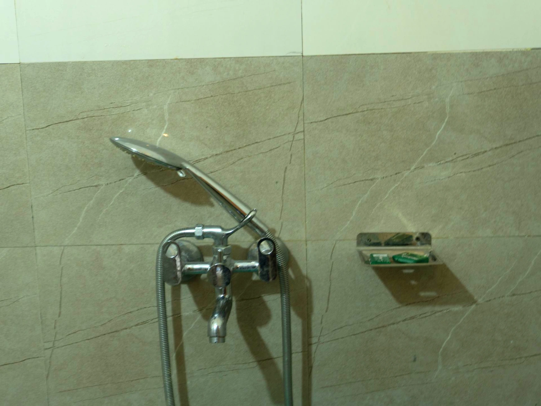 Clean and modern washroom at Tirthan Midpoint Homestay