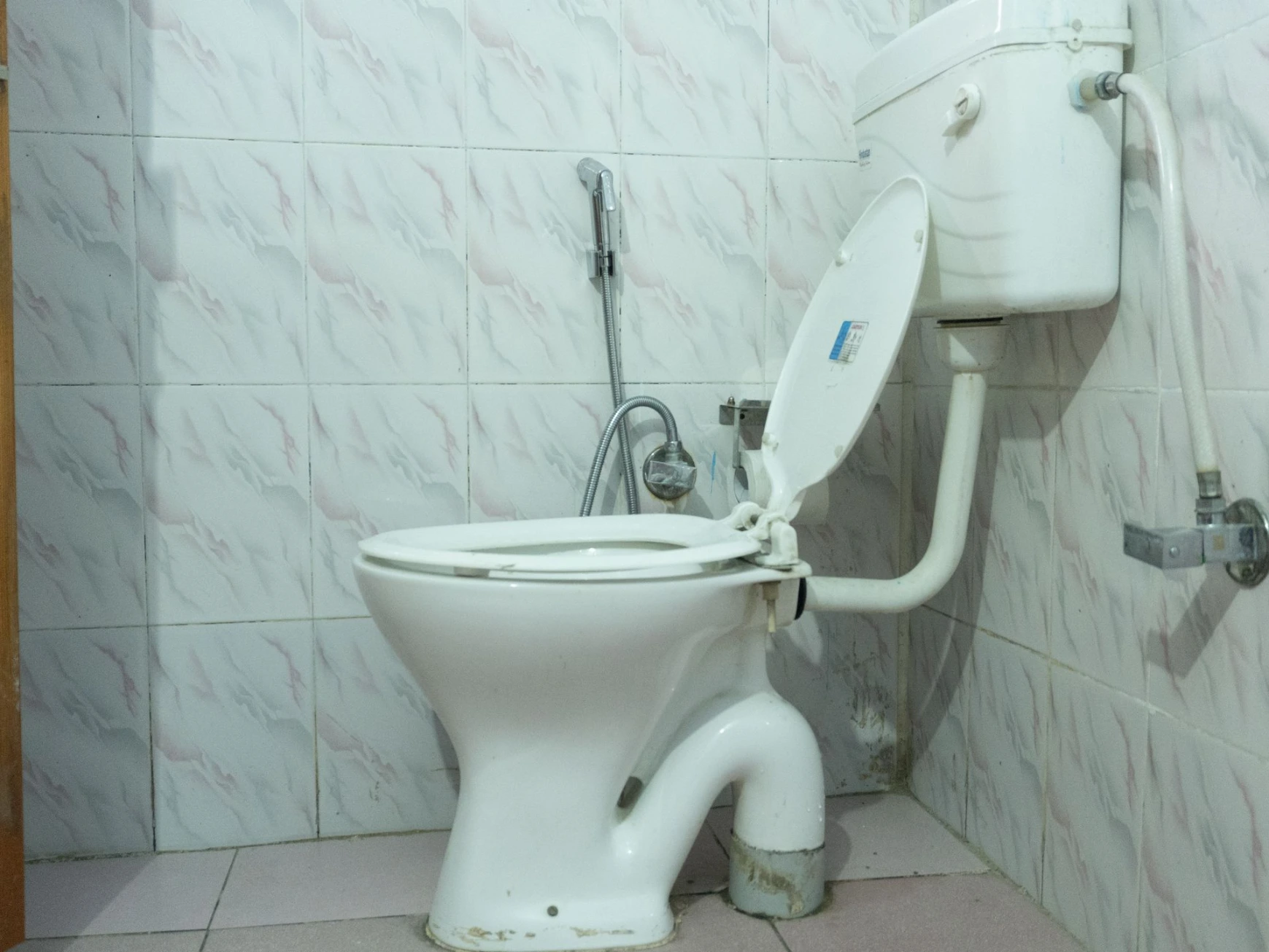 Clean and modern washroom at Tirthan Midpoint Homestay