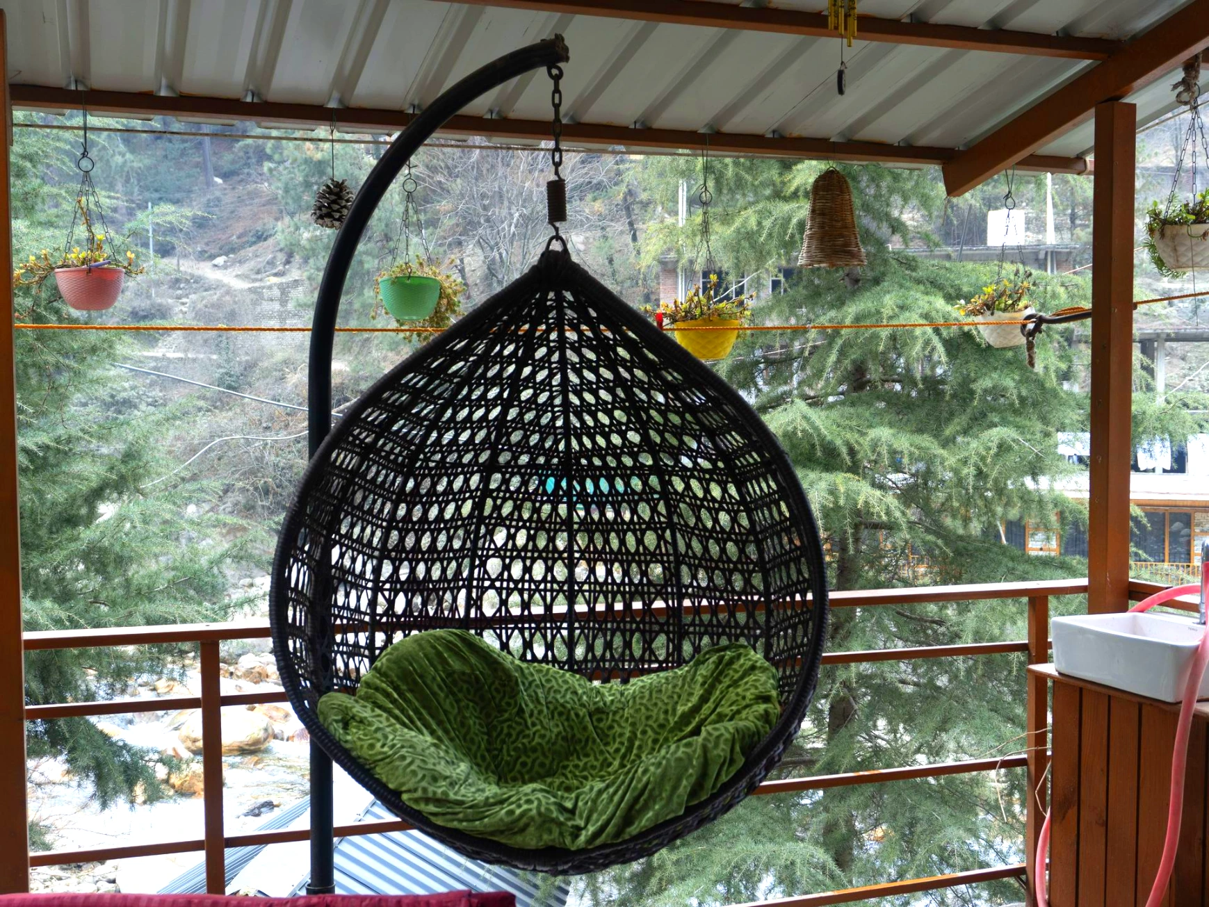 Peaceful surroundings near Tirthan River at Tirthan Midpoint Homestay