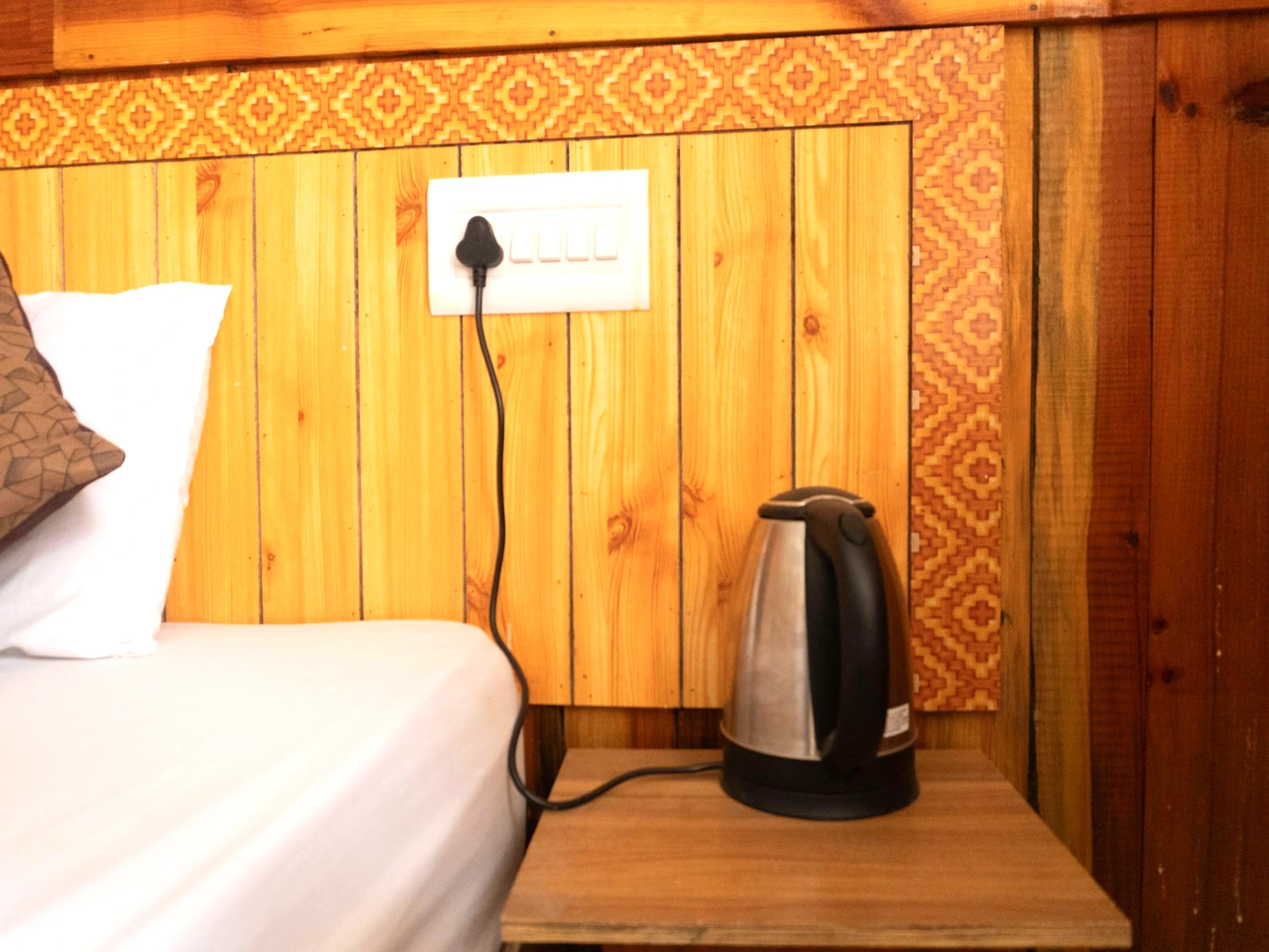 Mountain view room with private balcony at Tirthan Midpoint Homestay