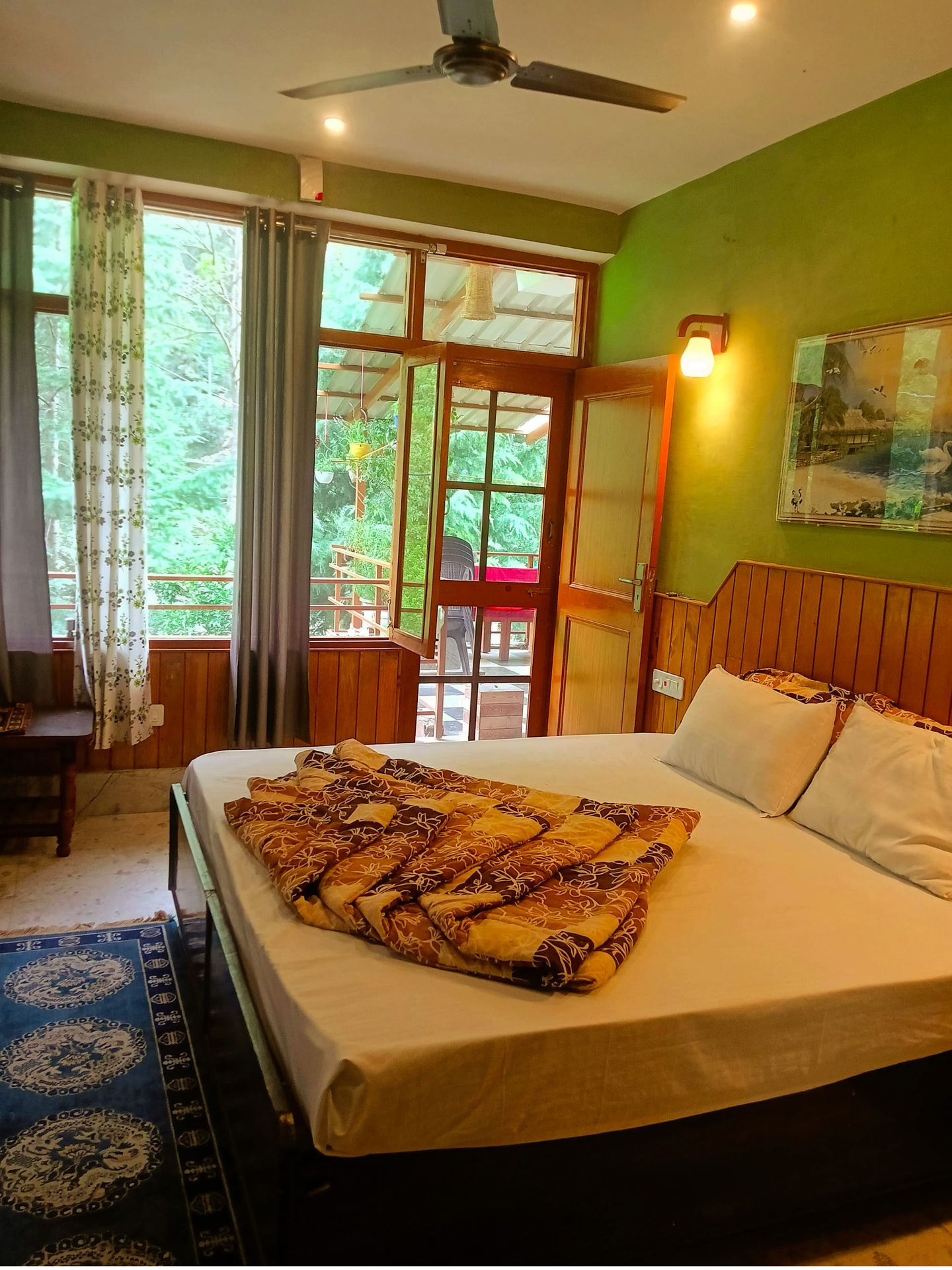 Mountain view room with private balcony at Tirthan Midpoint Homestay