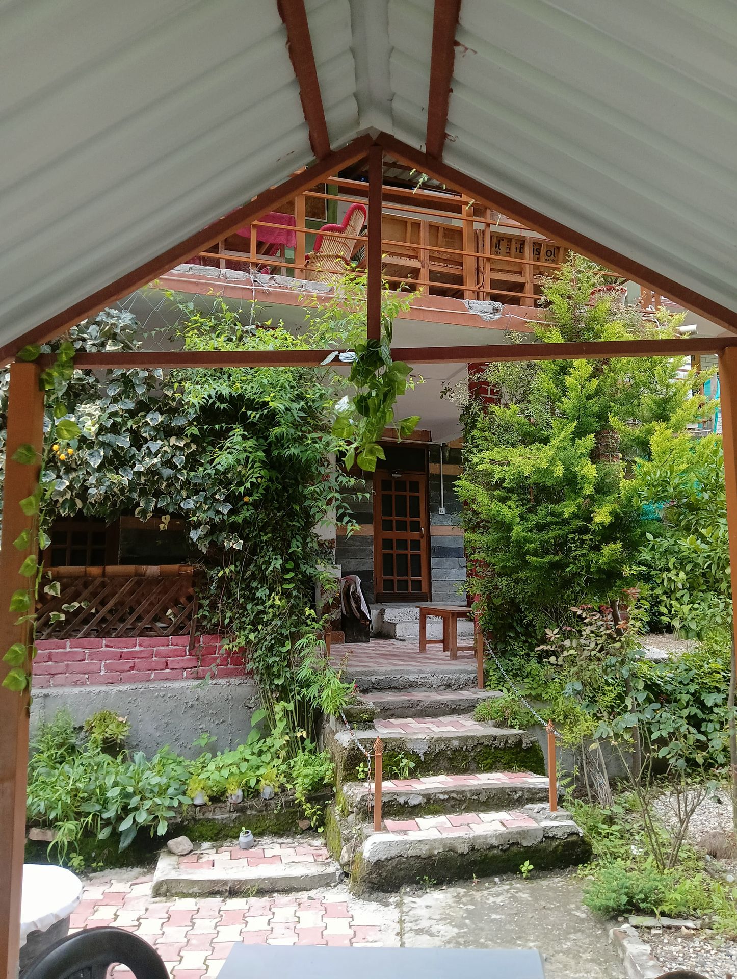 Mountain view room with private balcony at Tirthan Midpoint Homestay