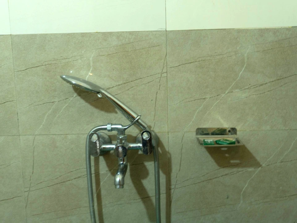 Clean and modern washroom at Tirthan Midpoint Homestay