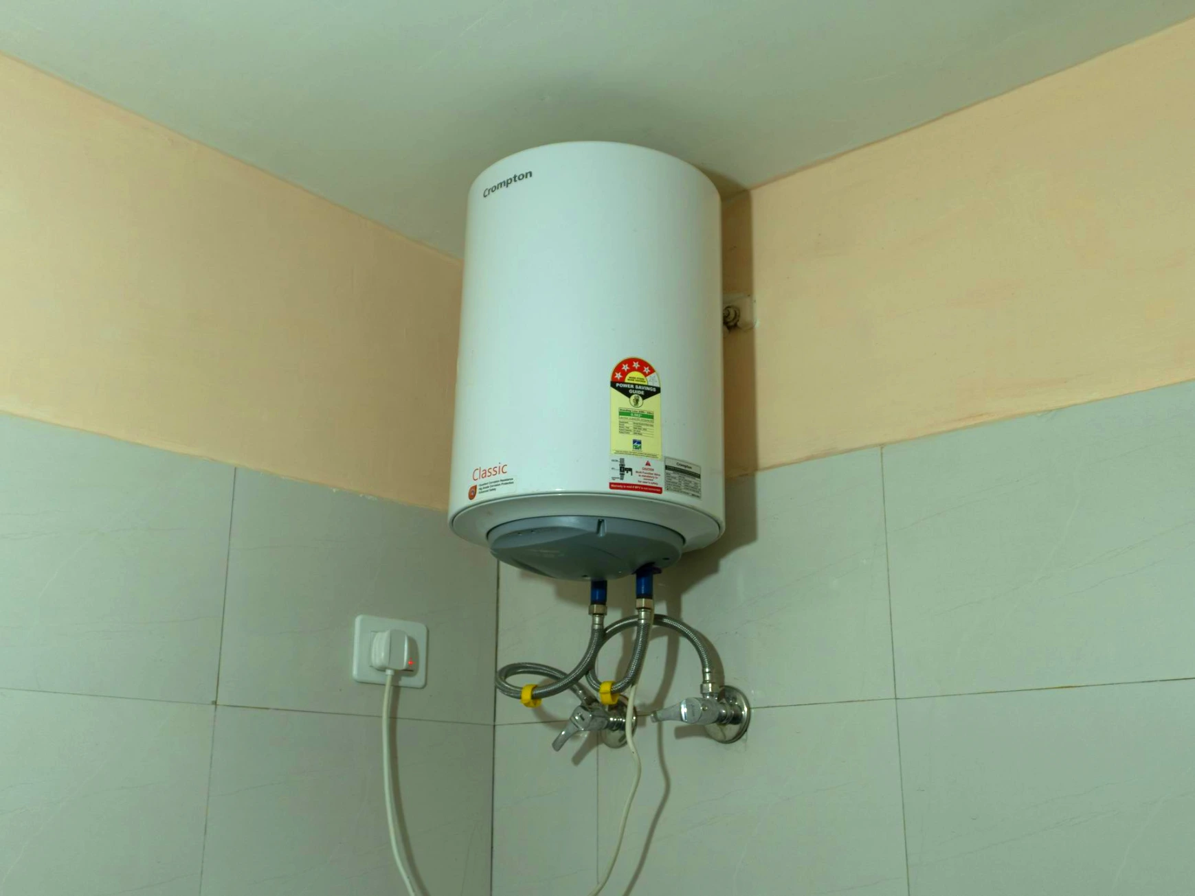 Clean and modern washroom at Tirthan Midpoint Homestay