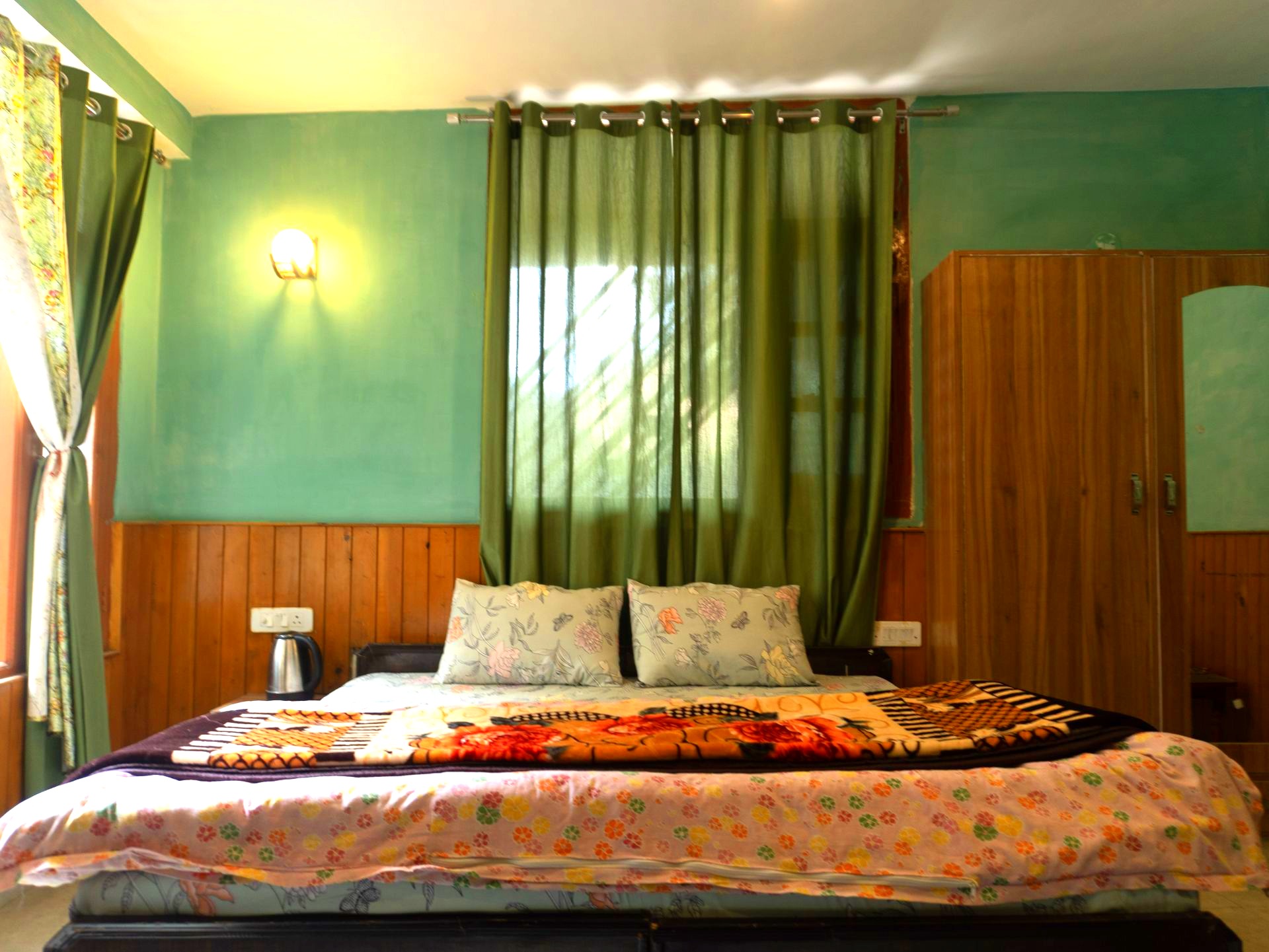 Deluxe room with mountain view at Tirthan Midpoint Homestay