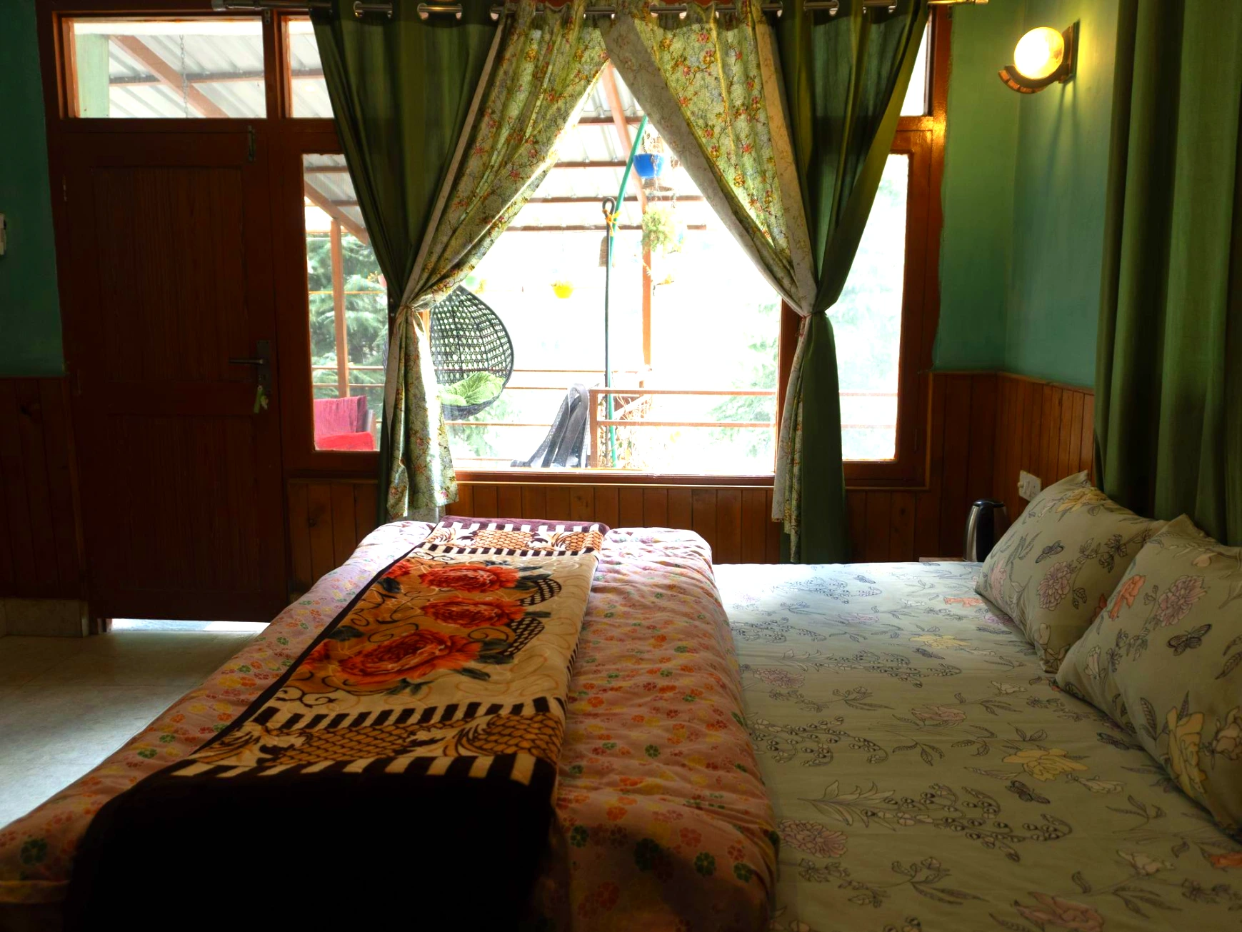 Deluxe room with mountain view at Tirthan Midpoint Homestay