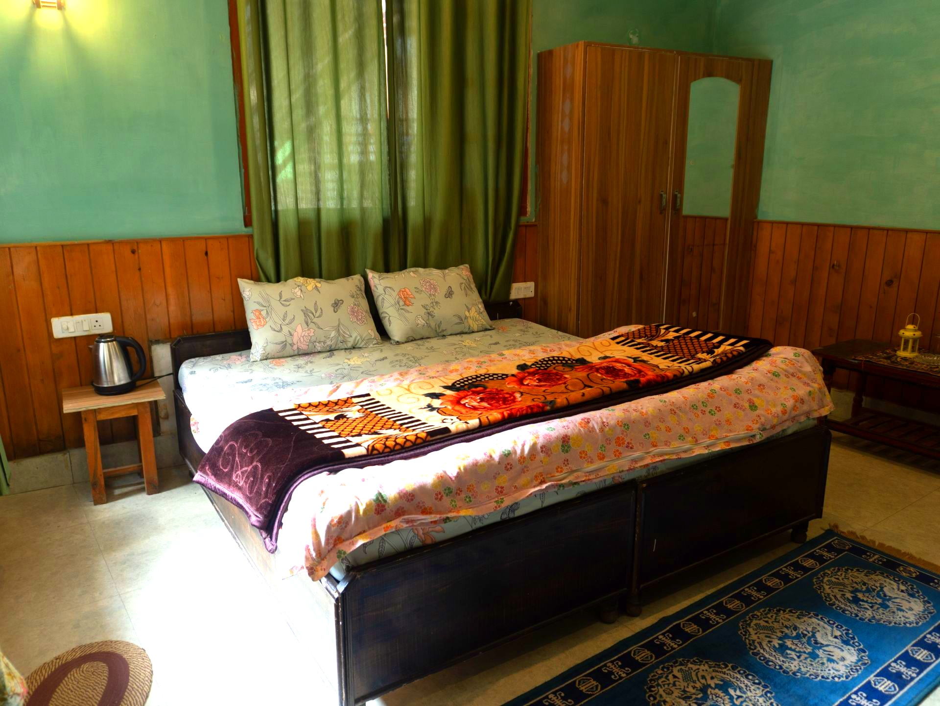 Deluxe room with mountain view at Tirthan Midpoint Homestay