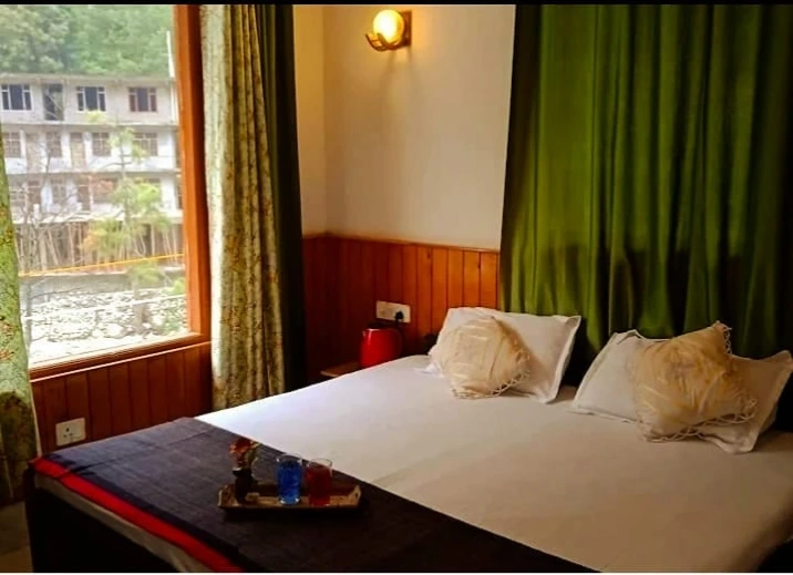 Classic room with valley view at Tirthan Midpoint Homestay