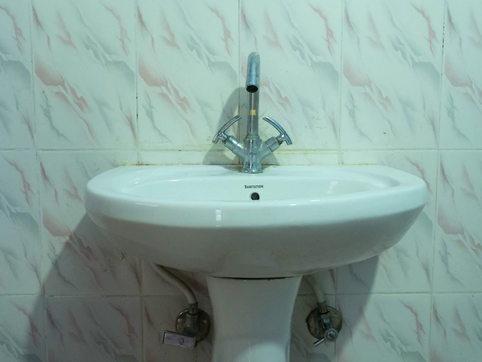 Clean and well-maintained washroom at Tirthan Midpoint Homestay