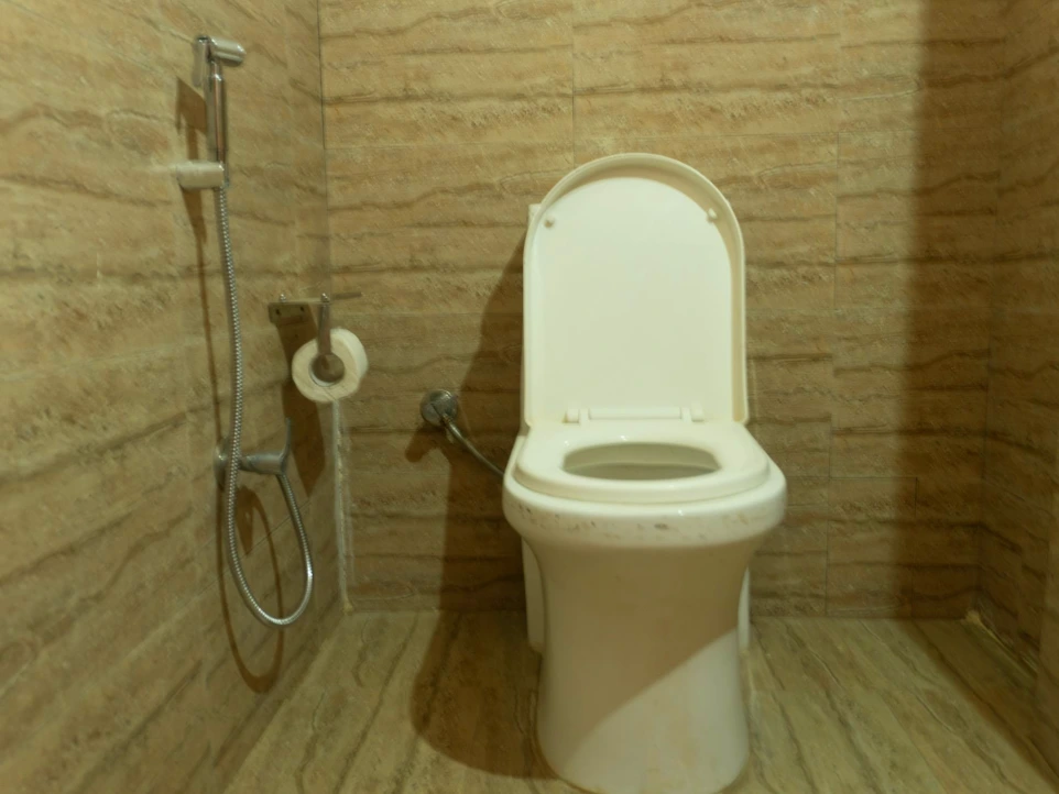 Clean and well-maintained washroom at Tirthan Midpoint Homestay