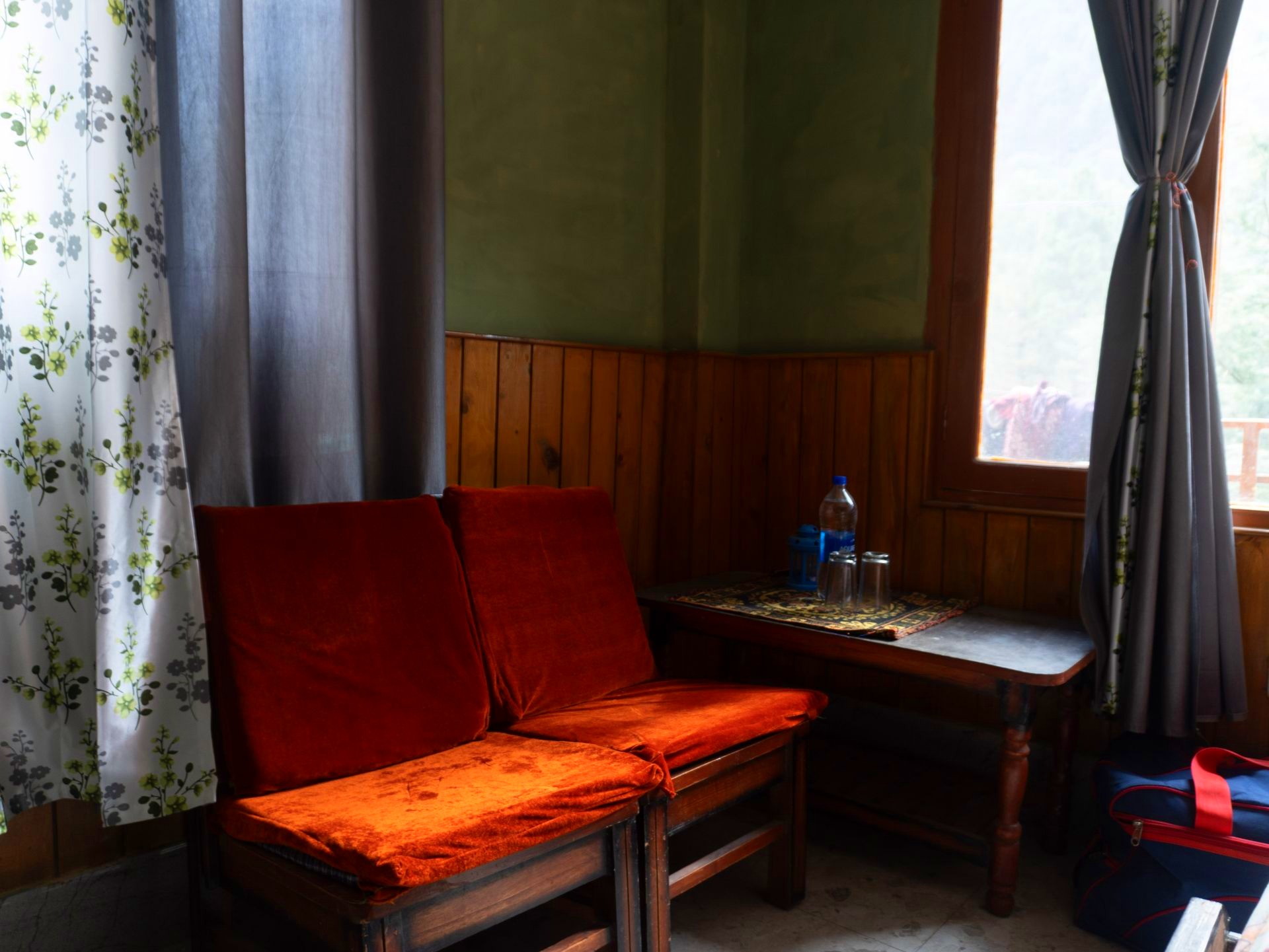 Classic room with valley view at Tirthan Midpoint Homestay