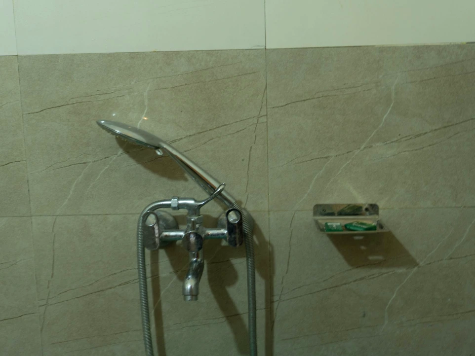 Comfortable standard room at Tirthan Midpoint Homestay