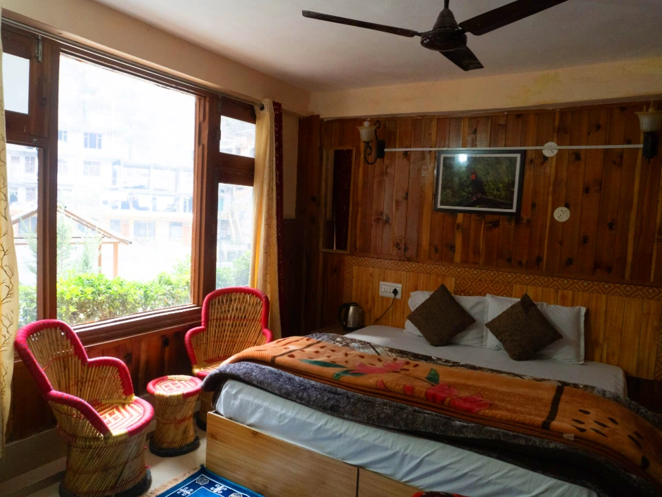 Comfortable standard room at Tirthan Midpoint Homestay