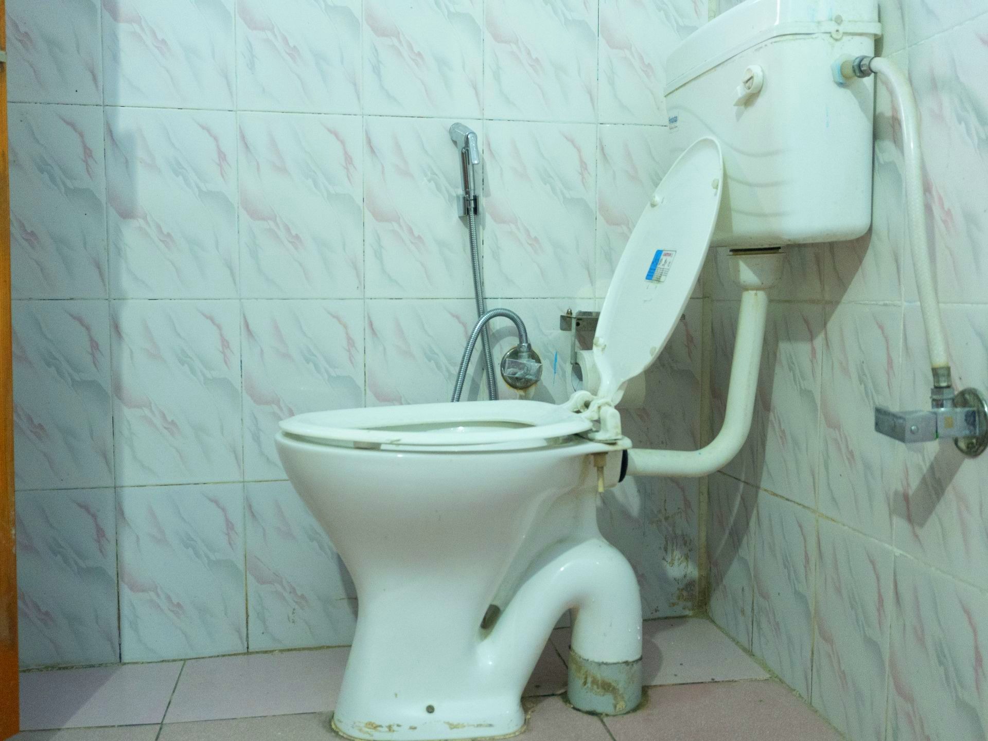 Comfortable standard room at Tirthan Midpoint Homestay