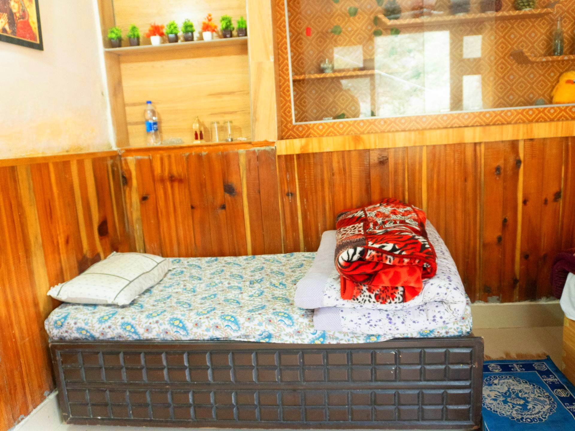 Comfortable standard room at Tirthan Midpoint Homestay