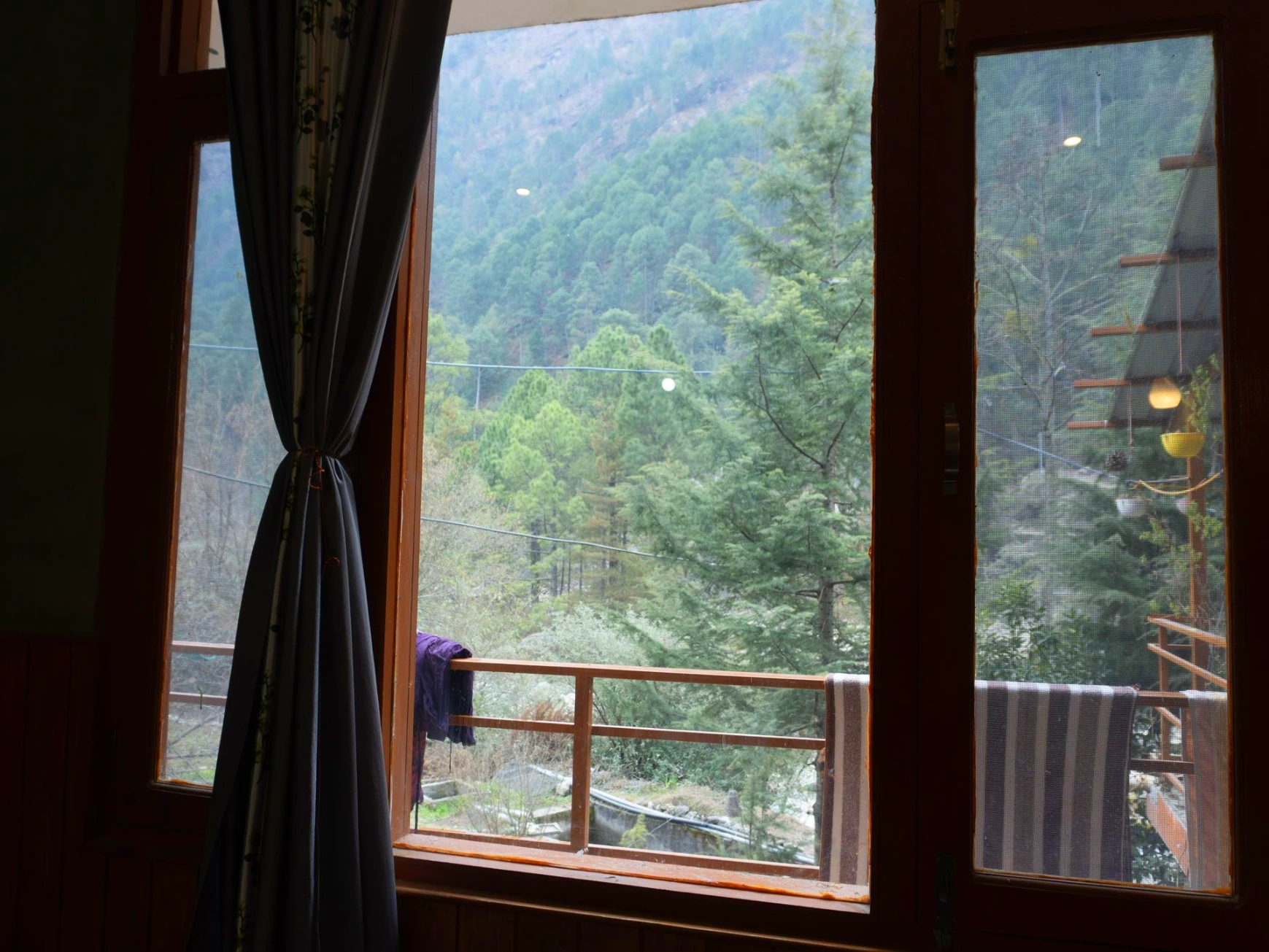 Comfortable standard room at Tirthan Midpoint Homestay